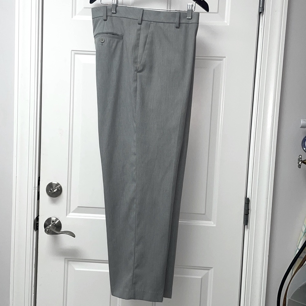 Van Heusen flat front pants. Mens 40/30